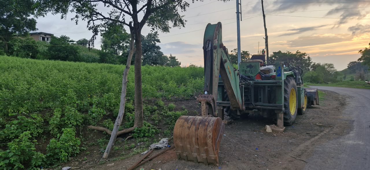 John Deere 310 — indore